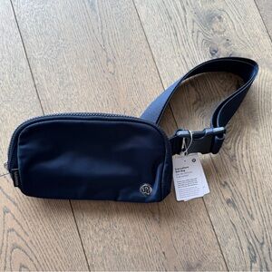 Lululemon Everywhere Belt Bag – Navy